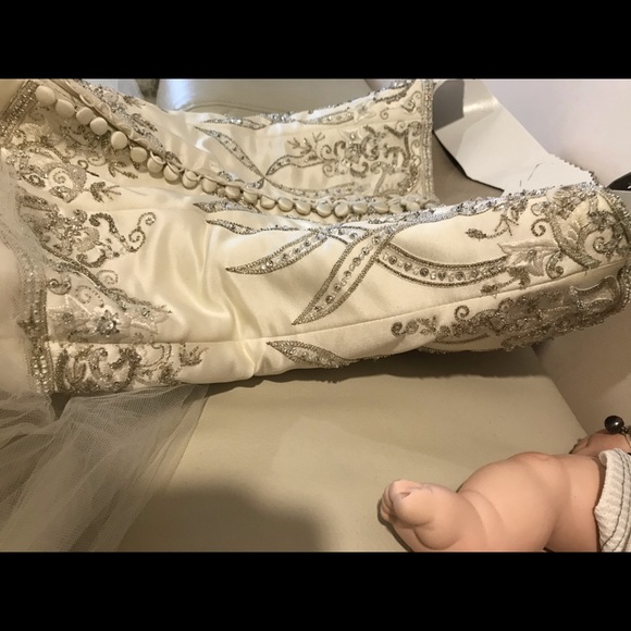 Wedding dress- photos of current condition - Picture 4 of 8